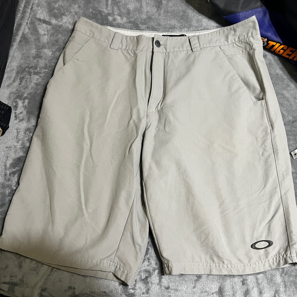 Oakley Gray Golf Shorts for Active Comfort 34